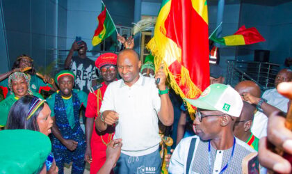 Patrick Vieira accueilli à Dakar avant sa conférence de presse au stade Léopold Sédar Senghor