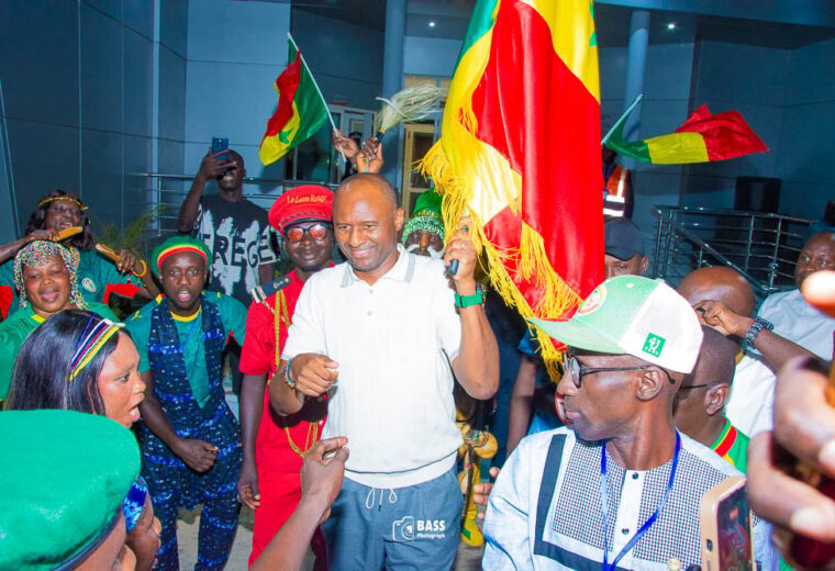 Patrick Vieira accueilli à Dakar avant sa conférence de presse au stade Léopold Sédar Senghor