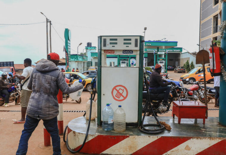 Comment le pic historique du prix du pétrole pourrait pousser des États africains à la faillite