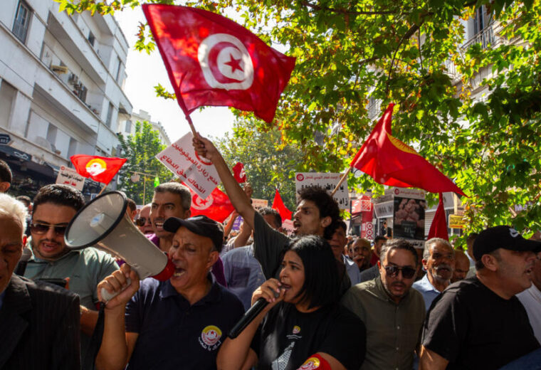 Tunisie: plusieurs milliers de personnes manifestent contre la hausse du coût de la vie et le recul des libertés