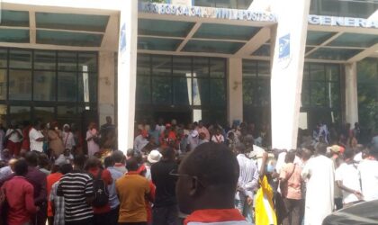 Grand rassemblement devant la direction de La Poste : les agents maintiennent la pression pour obtenir le départ du DG