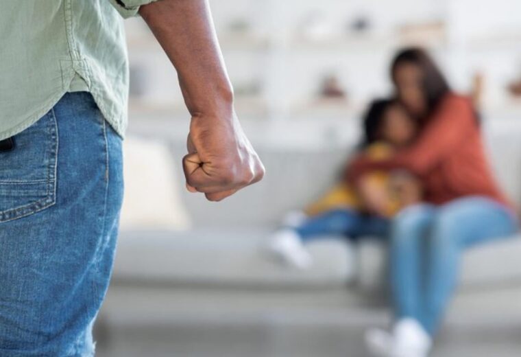 Mbour : soupçonnant sa femme d’adultère, il la frappe, la déshabille et l’étrangle devant leurs enfants