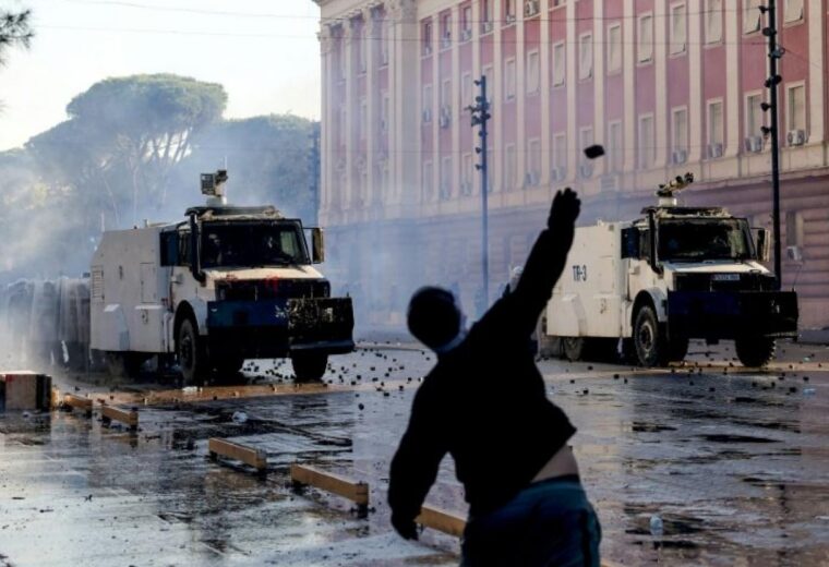 Albanie : nouveaux affrontements à Tirana, le pouvoir accuse « des mains étrangères »