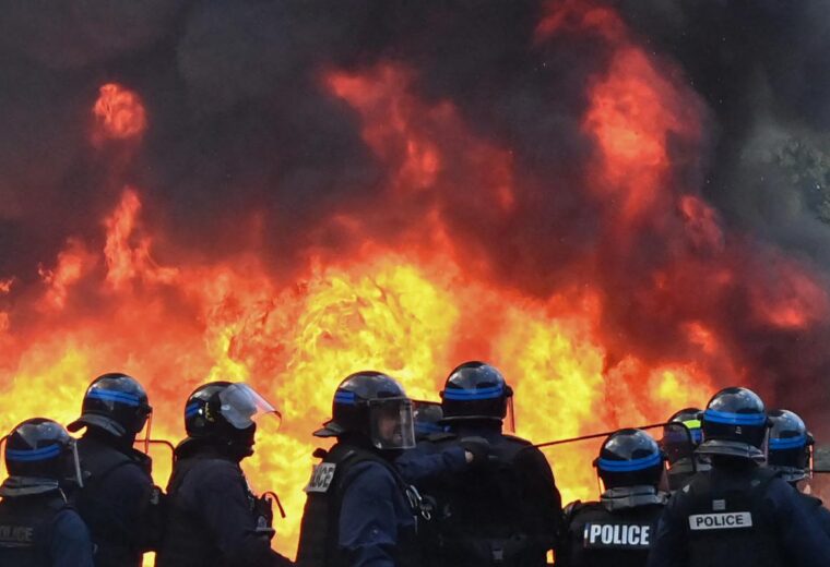 A Paris, « des rues entières ravagées », déplore le maire, « très en colère »