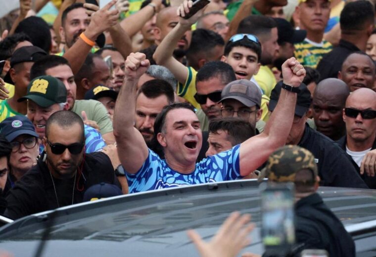 Brésil : Flavio Bolsonaro devance Lula à la veille du second tour (sondages)